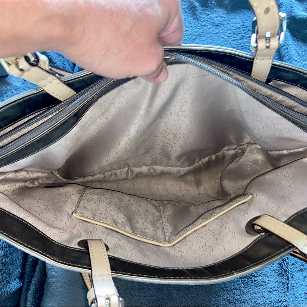 Michael Michael Kors Monogrammed Shiny Gold Medium-sized Shoulder Bag - Picture 7 of 11